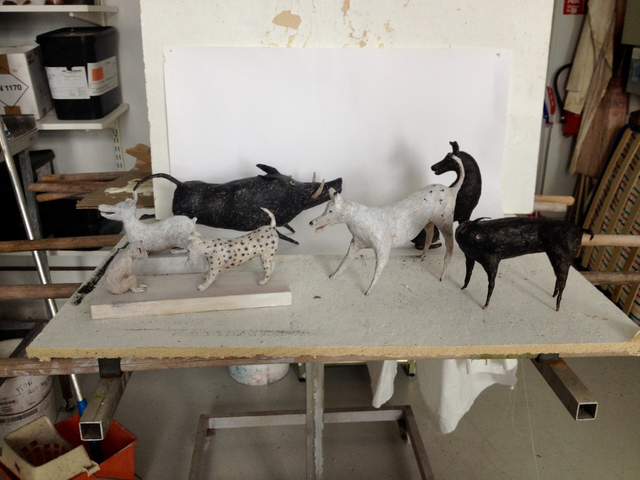 Ateljébild. Djur papiermaché